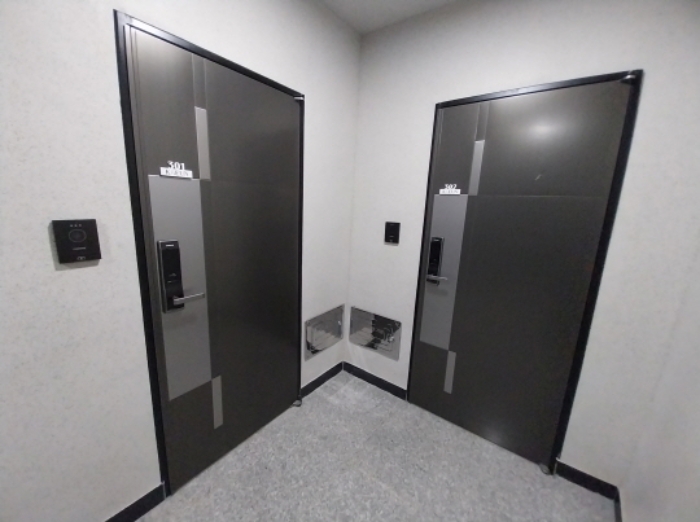 301호, 302호 입구 