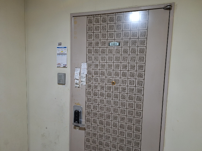 [본건 1401호 출입문]