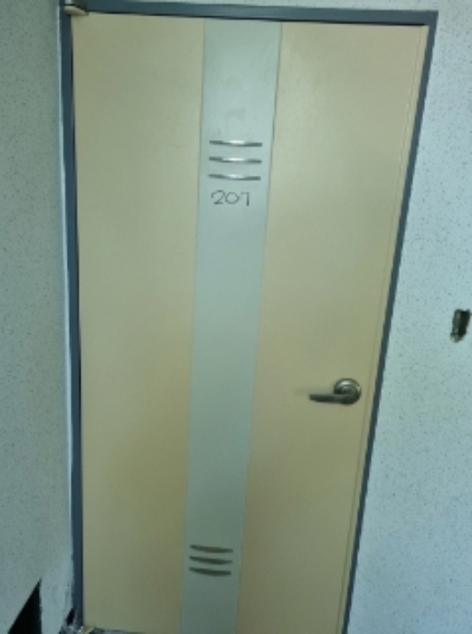 * 본건 목적물 7동 207호 현관문