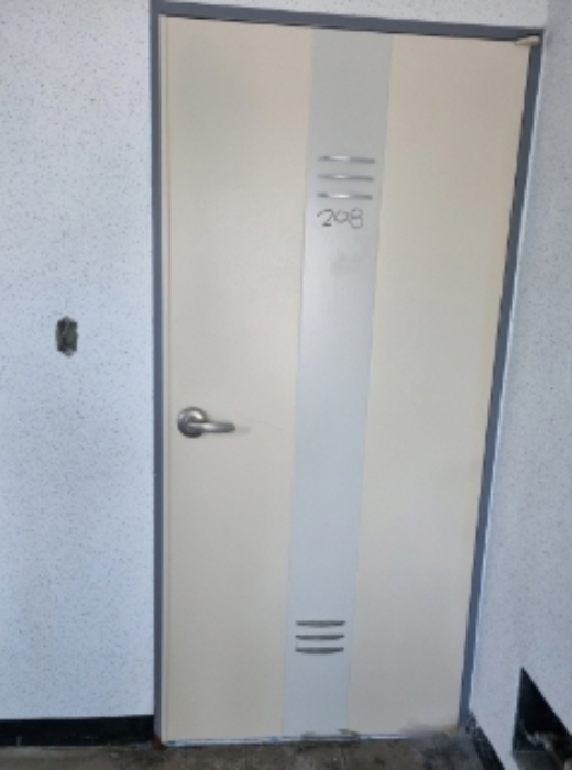 * 본건 목적물 7동 208호 현관문