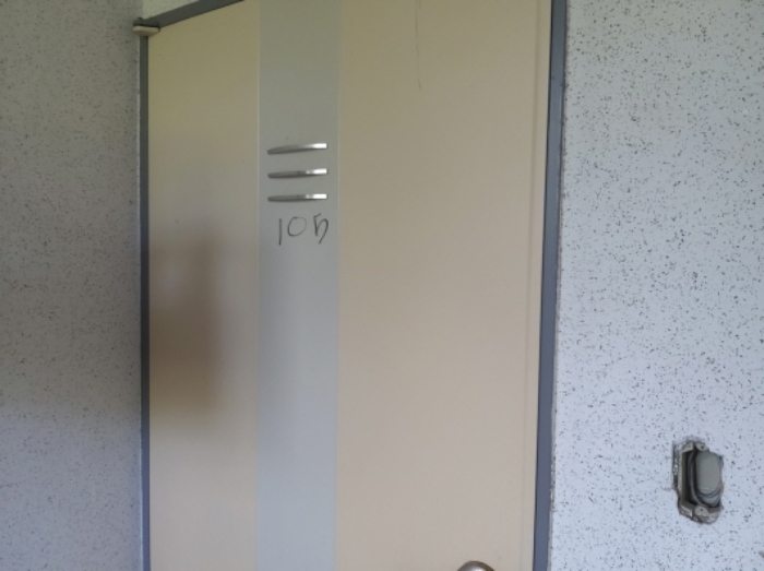 * 본건 목적물 1동 105호 현관문 