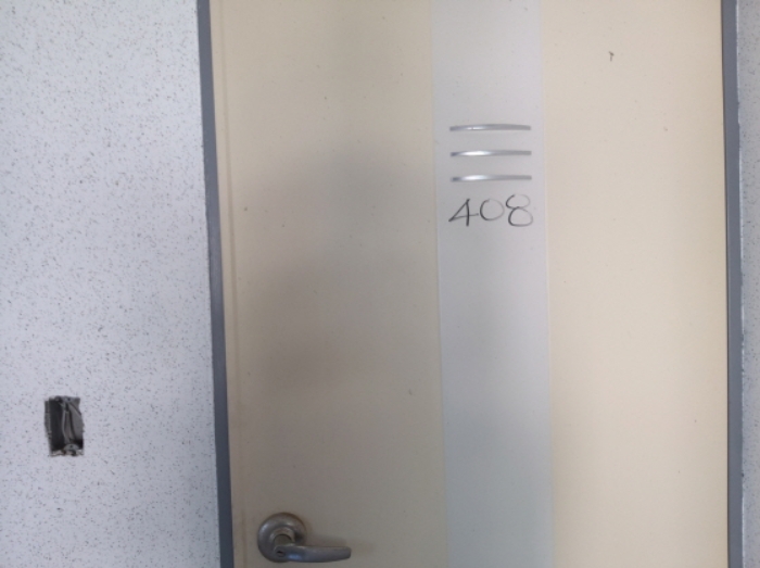 * 본건 목적물 4동 408호 현관문