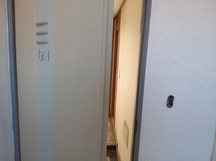 * 본건 목적물 4동 501호 현관문