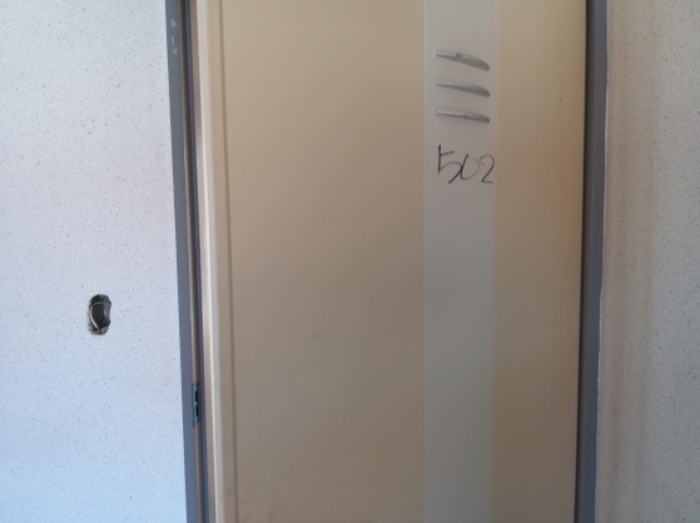 * 본건 목적물 4동 502호 현관문