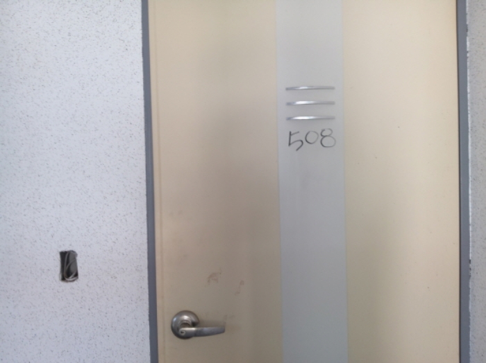 * 본건 목적물 4동 508호 현관문