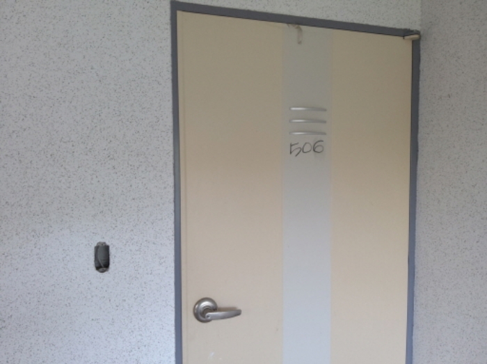 * 본건 목적물 1동 506호 현관문 