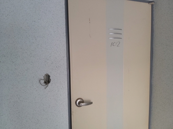 * 본건 목적물 2동 102호 현관문