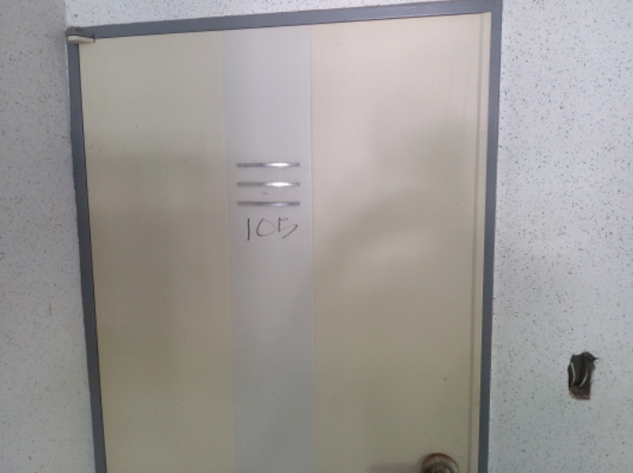 * 본건 목적물 2동 105호 현관문