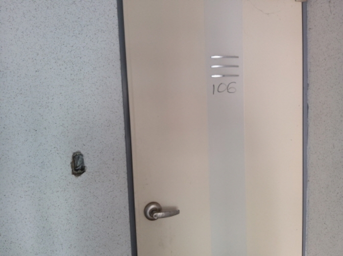 * 본건 목적물 2동 106호 현관문