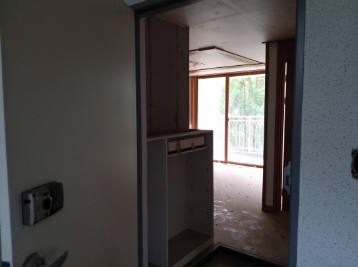 * 본건 목적물 2동 201호 현관문