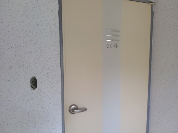 * 본건 목적물 1동 204호 현관문 