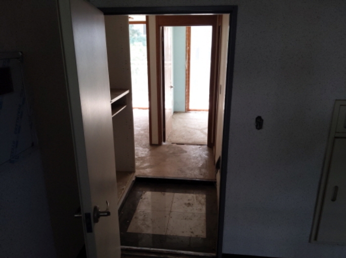 * 본건 목적물 3동 201호 현관문