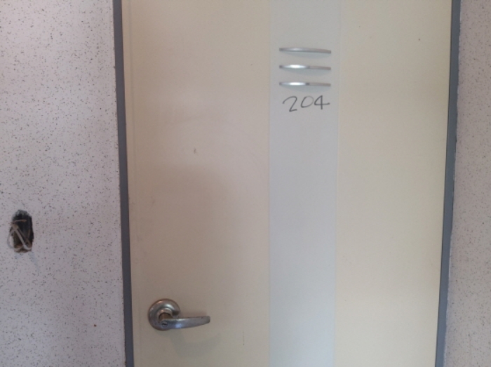 * 본건 목적물 3동 204호 현관문