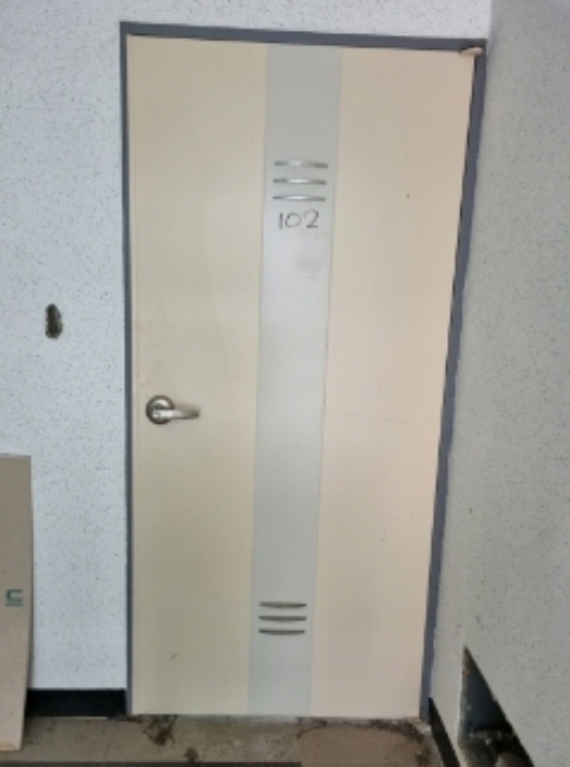 * 본건 목적물 5동 102호 현관문