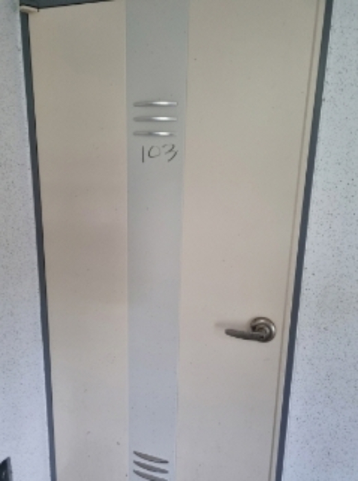 * 본건 목적물 5동 103호 현관문