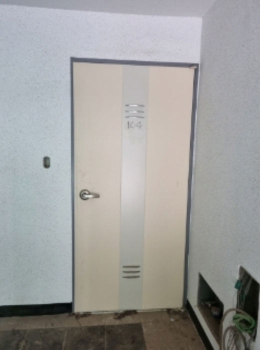 * 본건 목적물 5동 104호 현관문