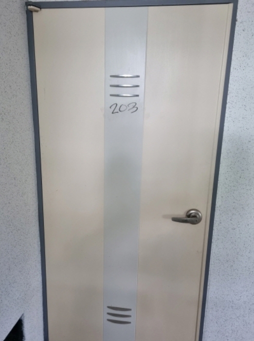 * 본건 목적물 6동 203호 현관문