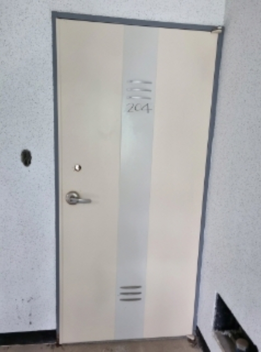 * 본건 목적물 6동 204호 현관문