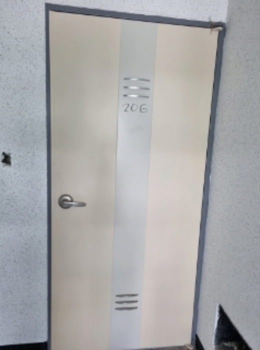 * 본건 목적물 6동 206호 현관문