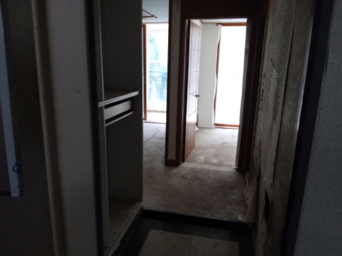 * 본건 목적물 3동 101호 현관문