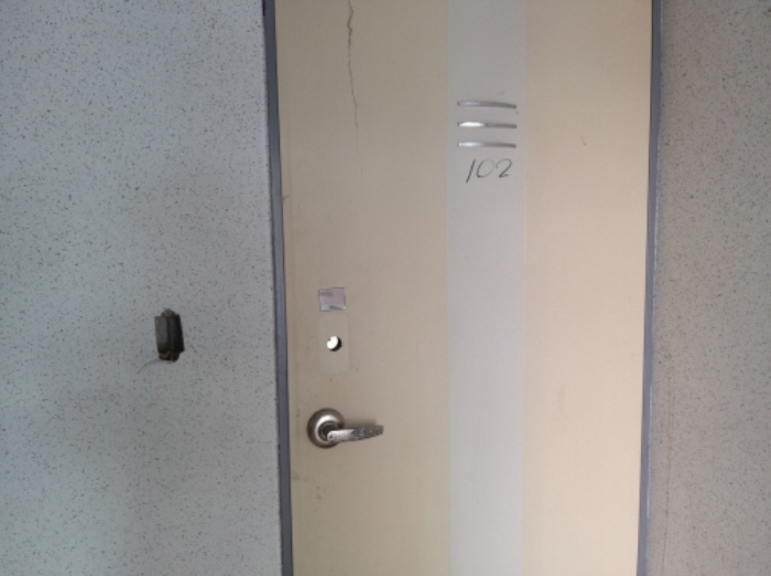 * 본건 목적물 3동 102호 현관문