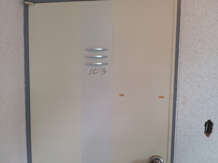 * 본건 목적물 3동 103호 현관문