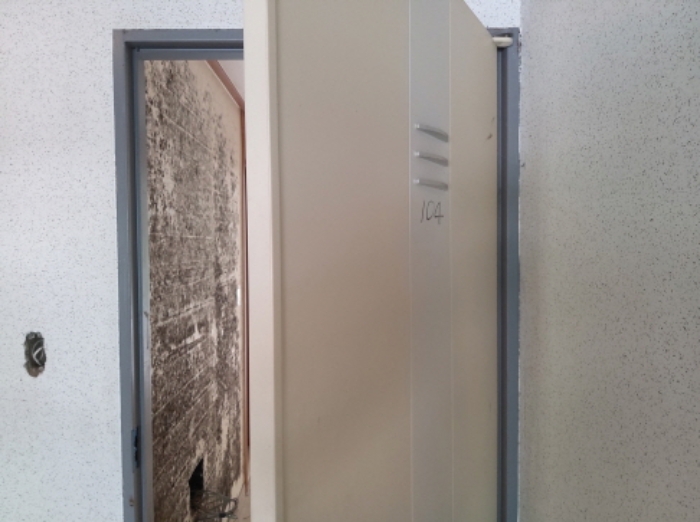 * 본건 목적물 3동 104호 현관문