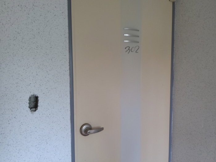 * 본건 목적물 1동 302호 현관문 