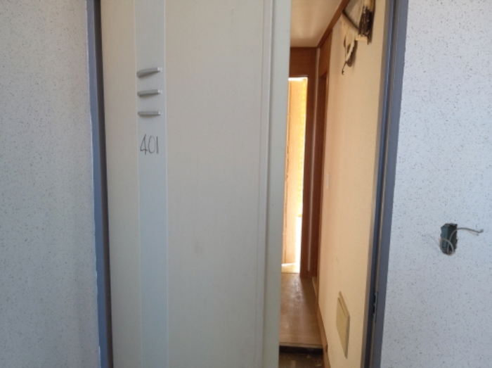* 본건 목적물 4동 401호 현관문