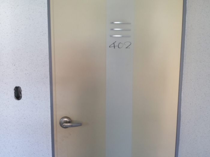 * 본건 목적물 4동 402호 현관문