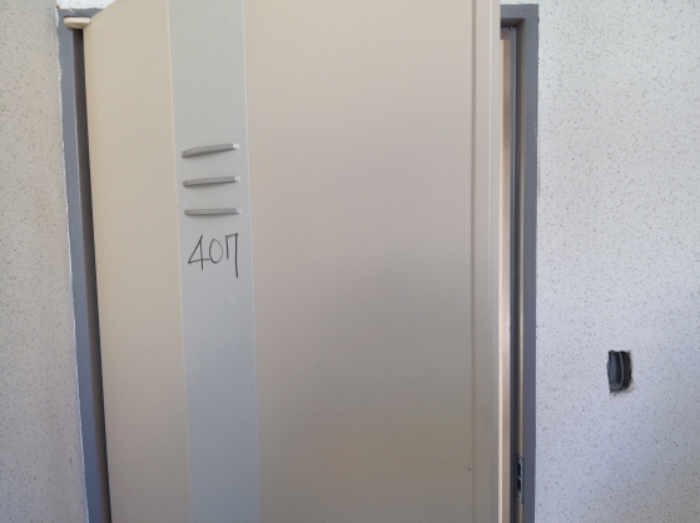* 본건 목적물 4동 407호 현관문