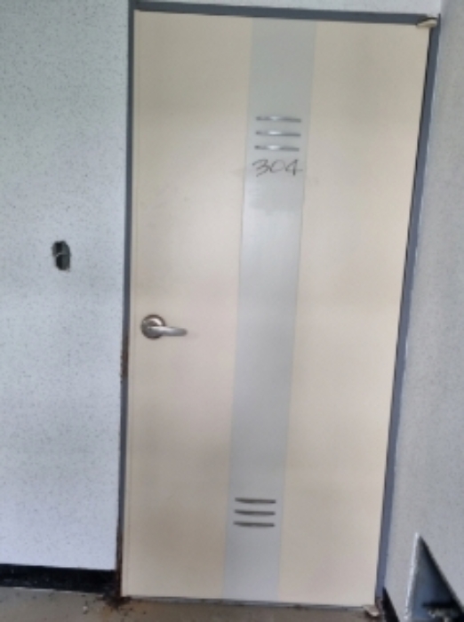 * 본건 목적물 6동 304호 현관문