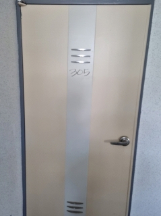 * 본건 목적물 6동 305호 현관문