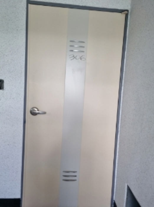 * 본건 목적물 6동 306호 현관문
