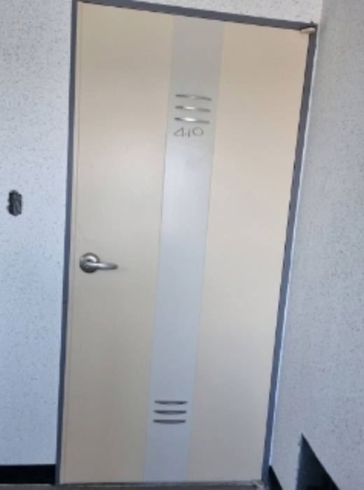 * 본건 목적물 7동 410호 현관문