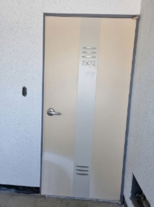 * 본건 목적물 7동 502호 현관문