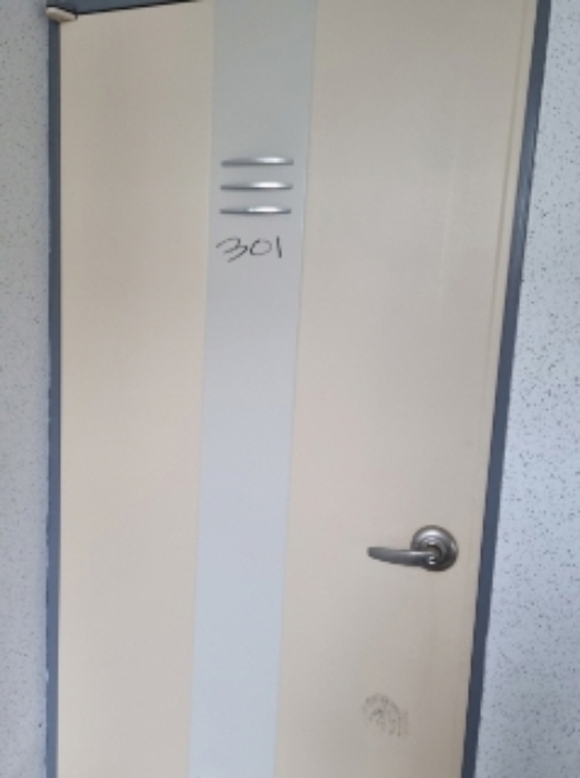 * 본건 목적물 5동 301호 현관문