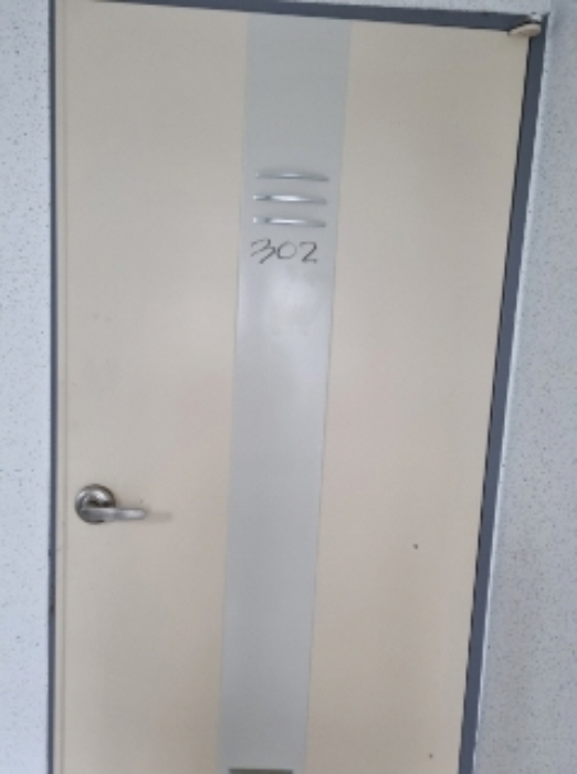 * 본건 목적물 5동 302호 현관문