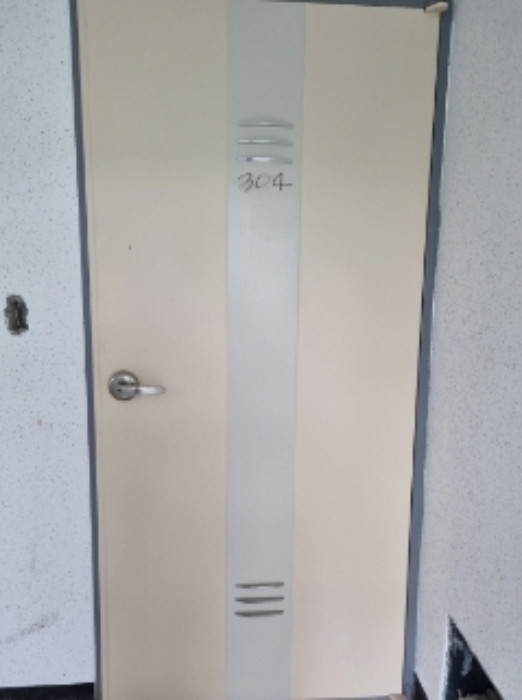 * 본건 목적물 5동 304호 현관문