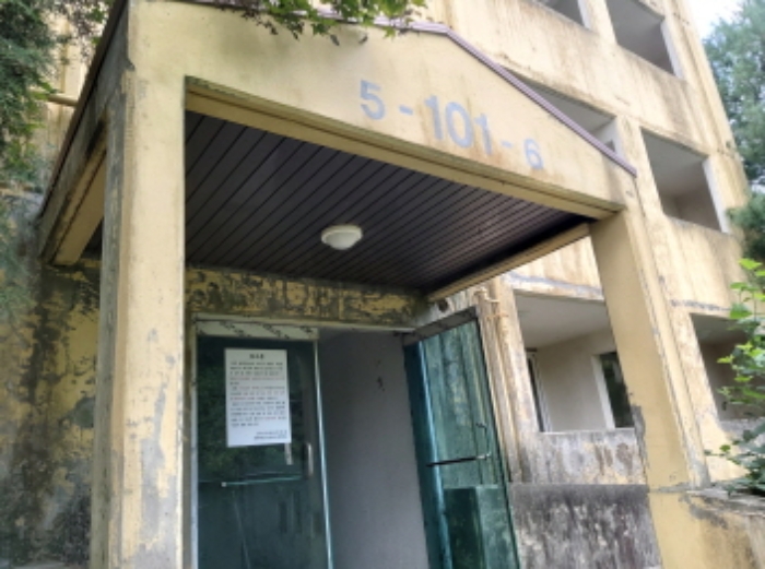 * 본건 목적물 소재 1동 5-6라인 공동출입구