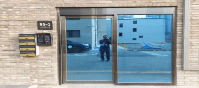 본건 건물 1층 공동현관문 전경