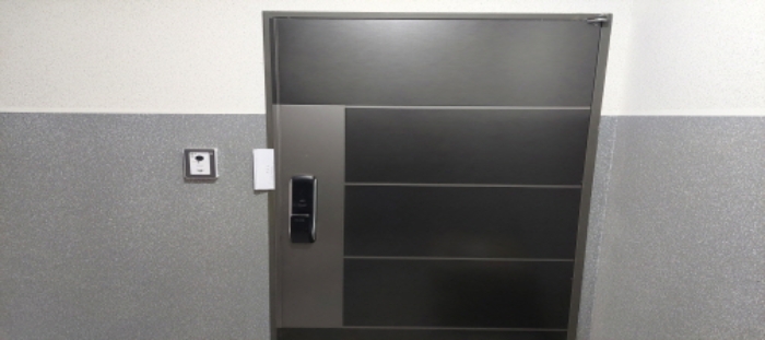 본건 건물 1층 현관문 전경