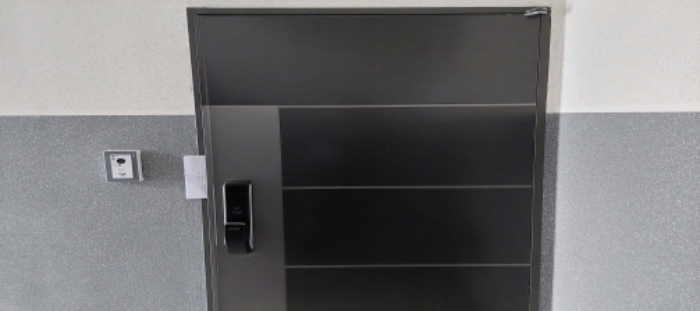 본건 건물 2층 현관문 전경