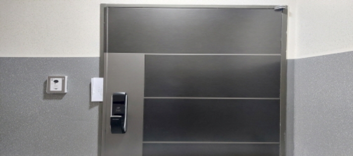 본건 건물 3층 현관문 전경