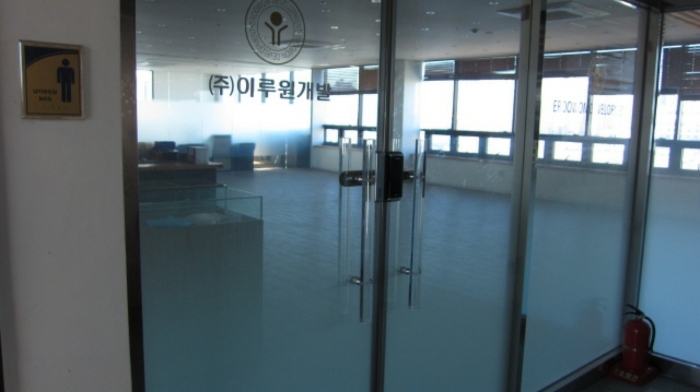 702호 출입문 상황