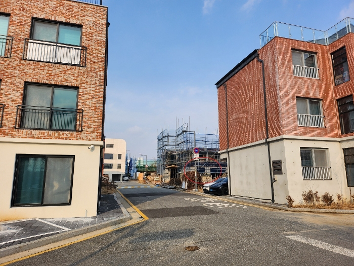 남서측에서 촬영