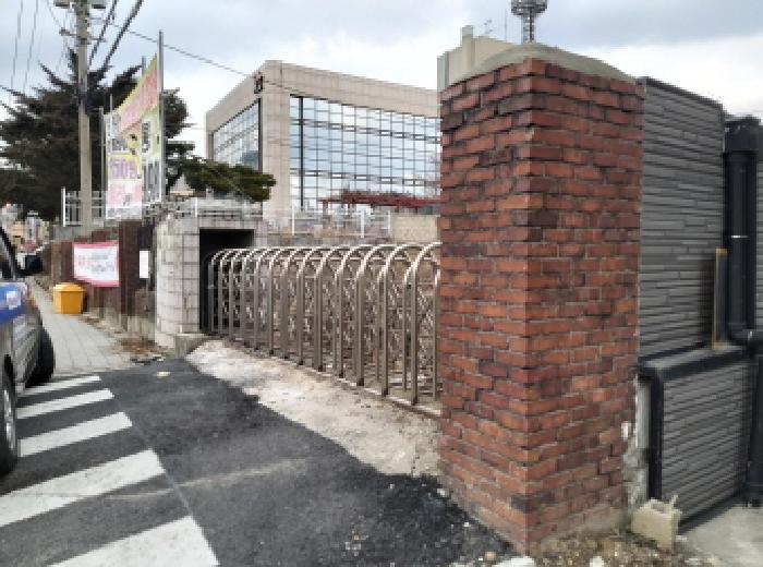 * 본건 목적물 지상 철제출입문 전경