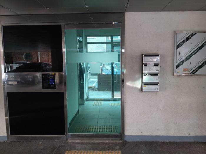 * 본건 목적물 소재 건물 공동출입구 전경