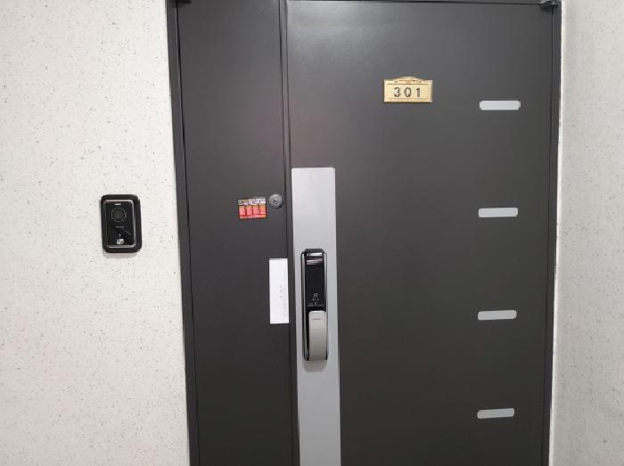 * 본건 목적물 301호 현관문 전경