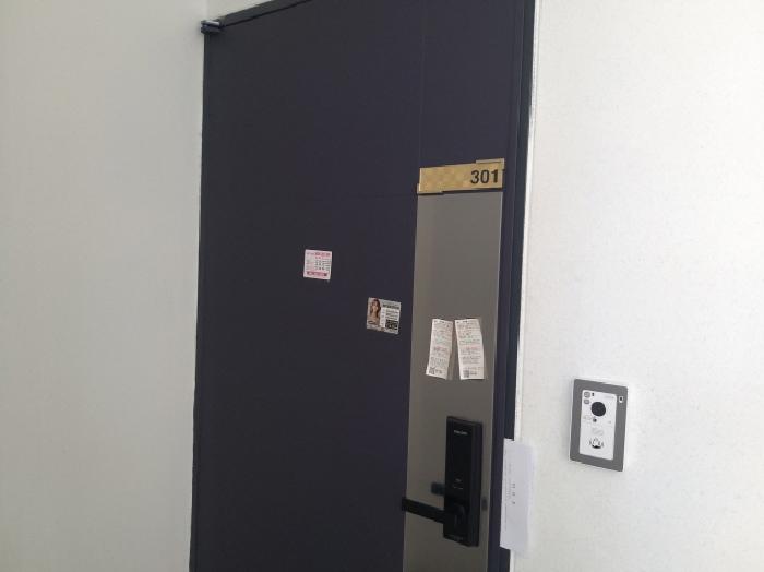 * 본건 목적물 전경(301호 현관문)